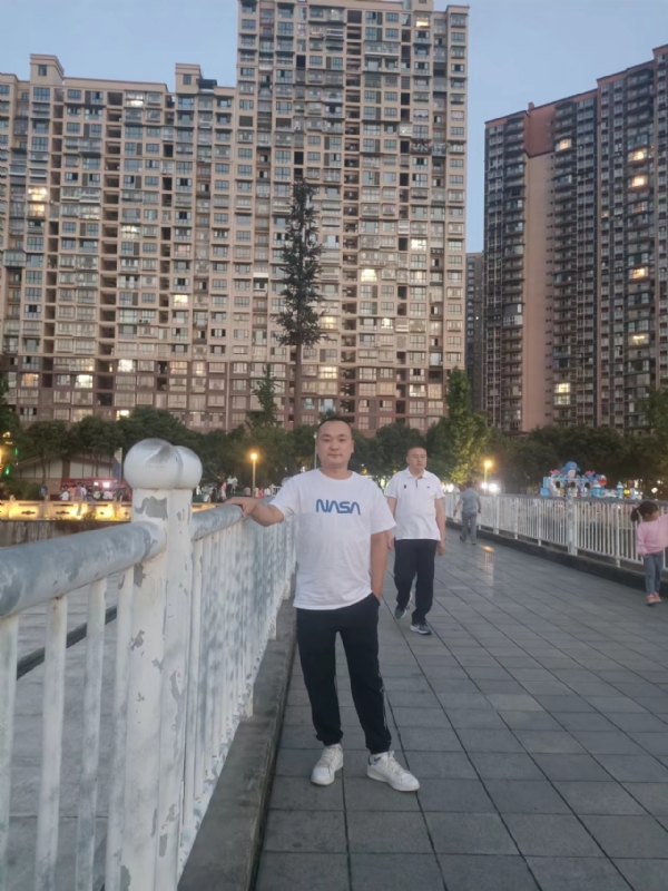 寂寞的男人的第一张照片--周宁交友网